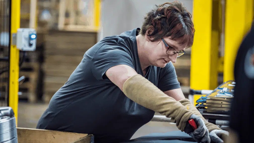 Exemple de travail répétitif en usine pouvant provoquer des tms
